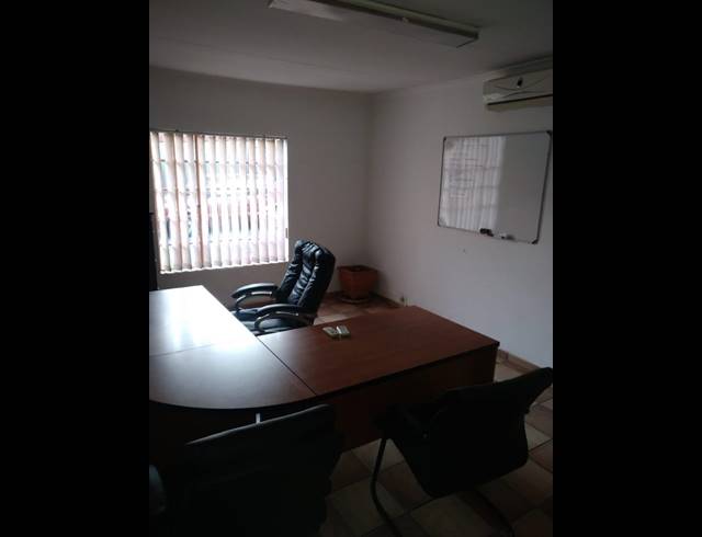 126M² BUSINESS TO LET IN HALFWAY HOUSE